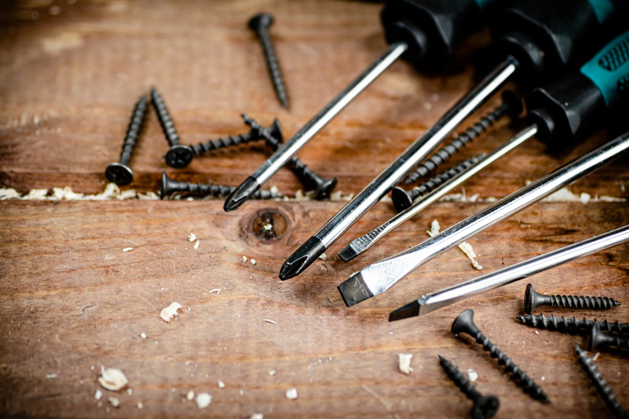 Devant 3 Devant -Atelier Précision screwdriver with a bunch of self tapping screws